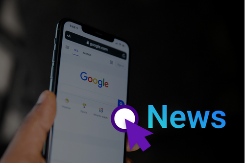 das bild zeigt eine hand die ein smartphone hält auf dem die google suchmaske geöffnet ist. Rechts unten steht das wort "News" in blau neben einem lila Cursor-Symbol.
