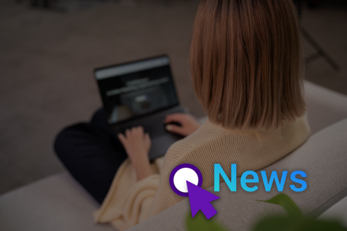 eine Frau mit kurzen hellen Haaren sitzt auf einer Couch und arbeitet am Laptop. Sie trägt ein gelbes Oberteil. Die Perspektive ist so, dass man ihren Hinterkopf und nicht ihr Gesicht sieht. Unten rechts steht "News" n einem blauen Farbverlauf.