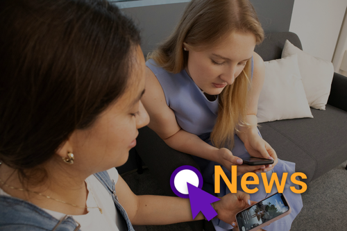 Zei junge Frauen, eine mit dunklen und eine mit hellen Haaren, schauen auf ihre Mobiltelefone und tauschen sich über Neuigkeiten aus. Unten rechts steht das Wort "News" in gelb.