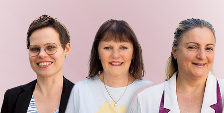 Porträt von drei lächelnden Frauen vor einem pastellfarbenen Hintergrund.