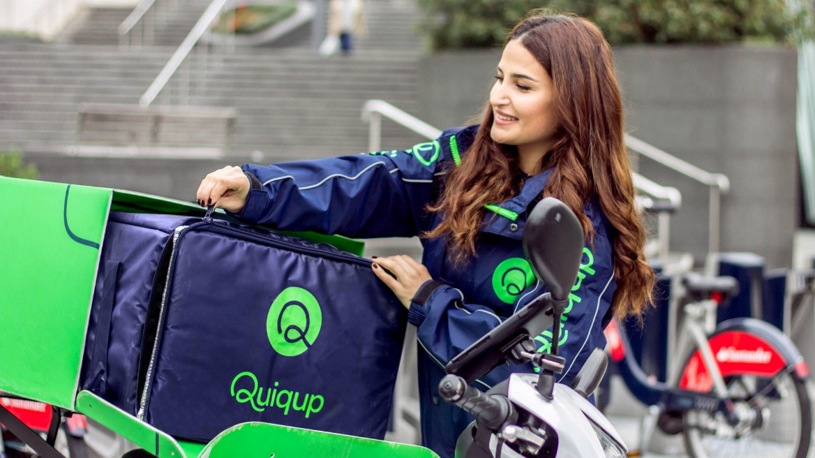Quiquee driver delivering parcels