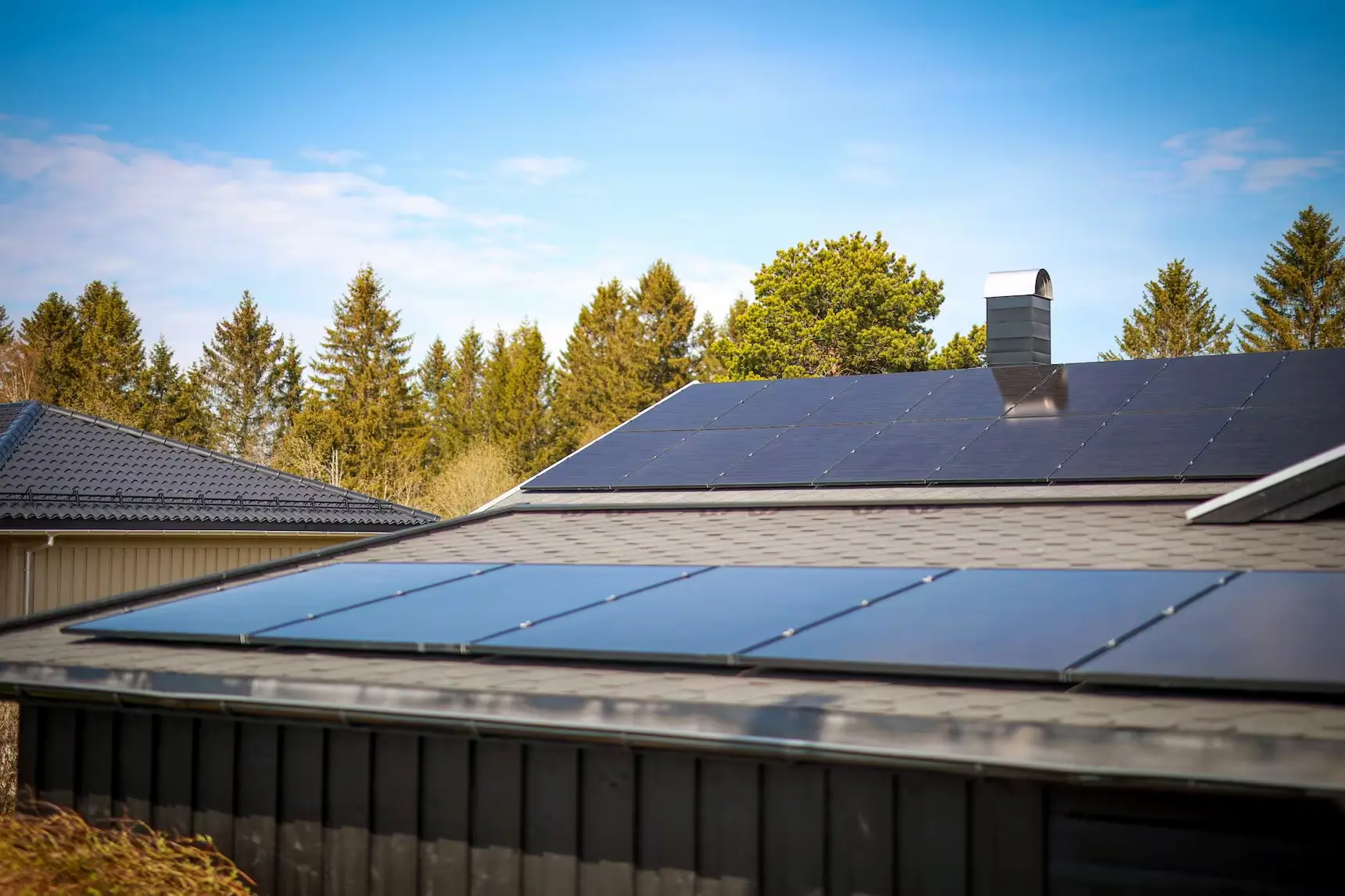 Solcellepaneler installert på hustak