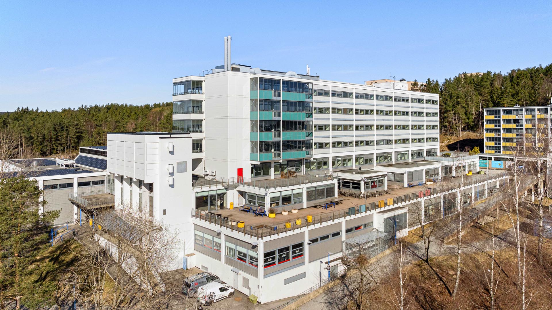 En gruppe besøkende venter på kaia, klare for et spennende eventyr på en solfylt dag i Alta.