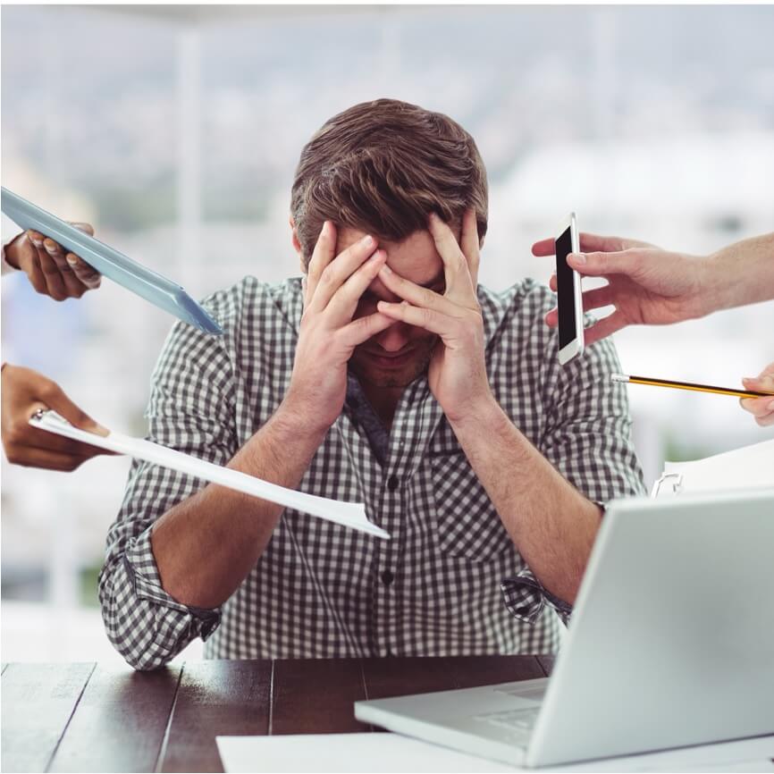 CEO débordé par l’opérationnel, illustrant un leadership sous-dimensionné lors d’une phase de transition critique.