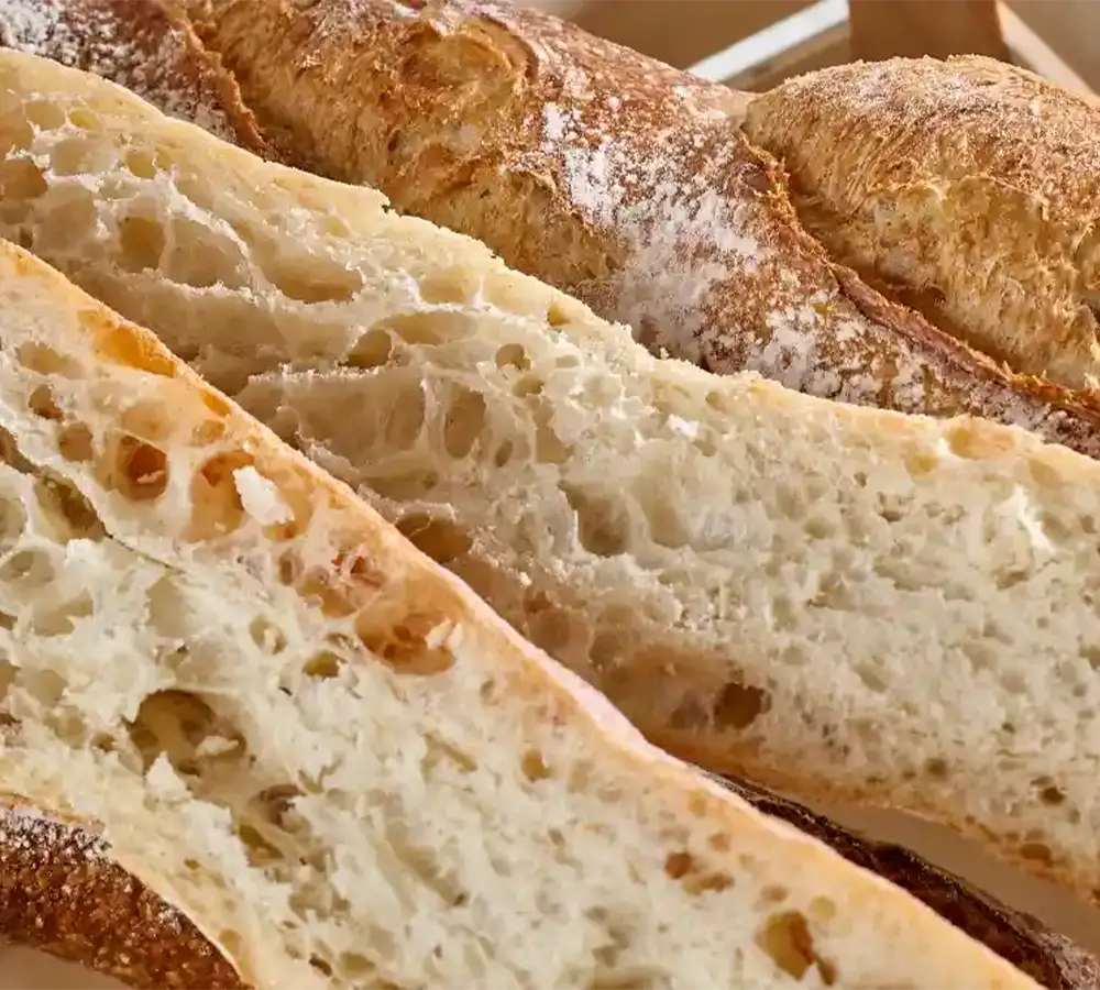 Baguette de pain coupée en deux parties