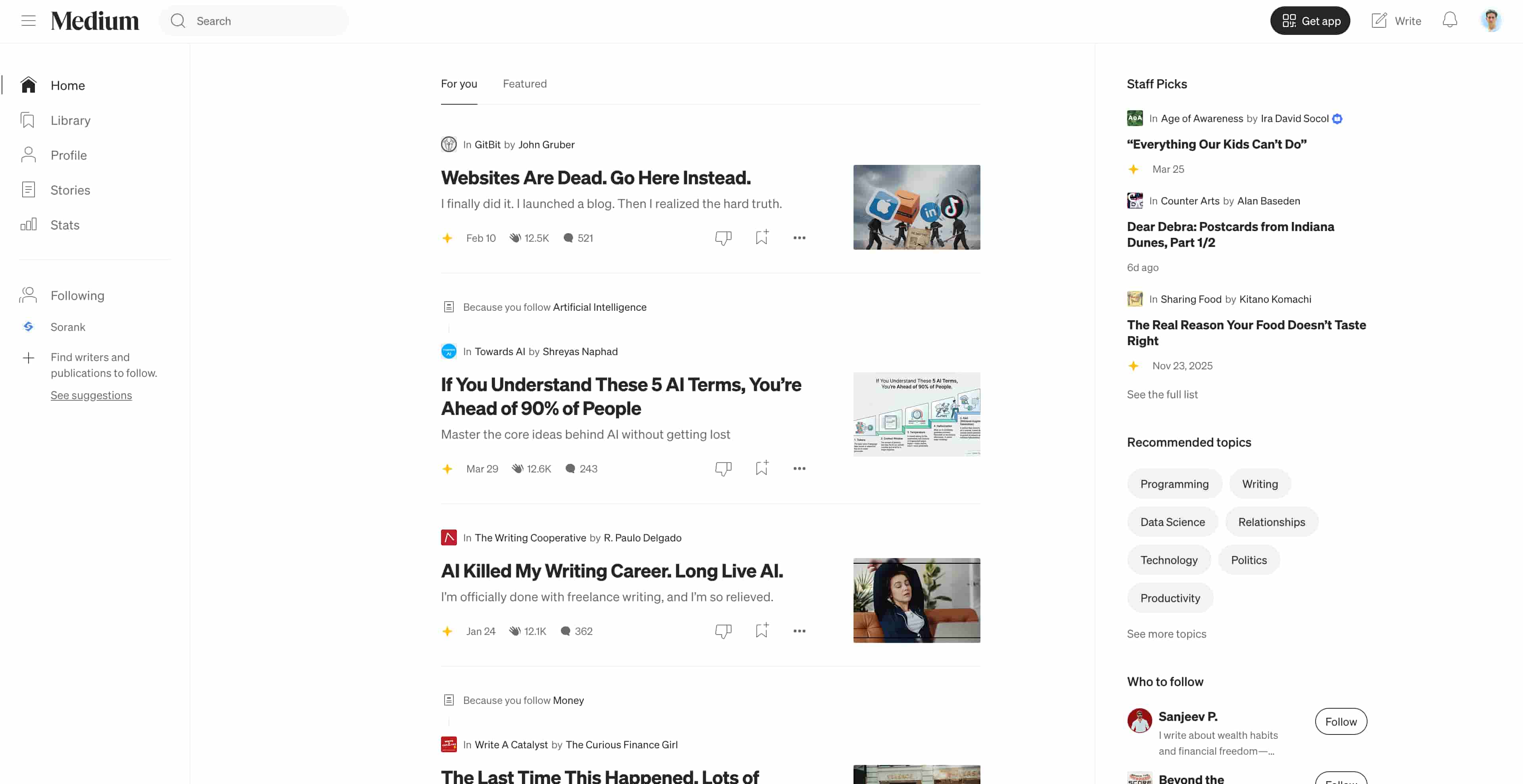 Logo de Medium e icono de artículo representando optimización de SEO en Medium para visibilidad y monetización