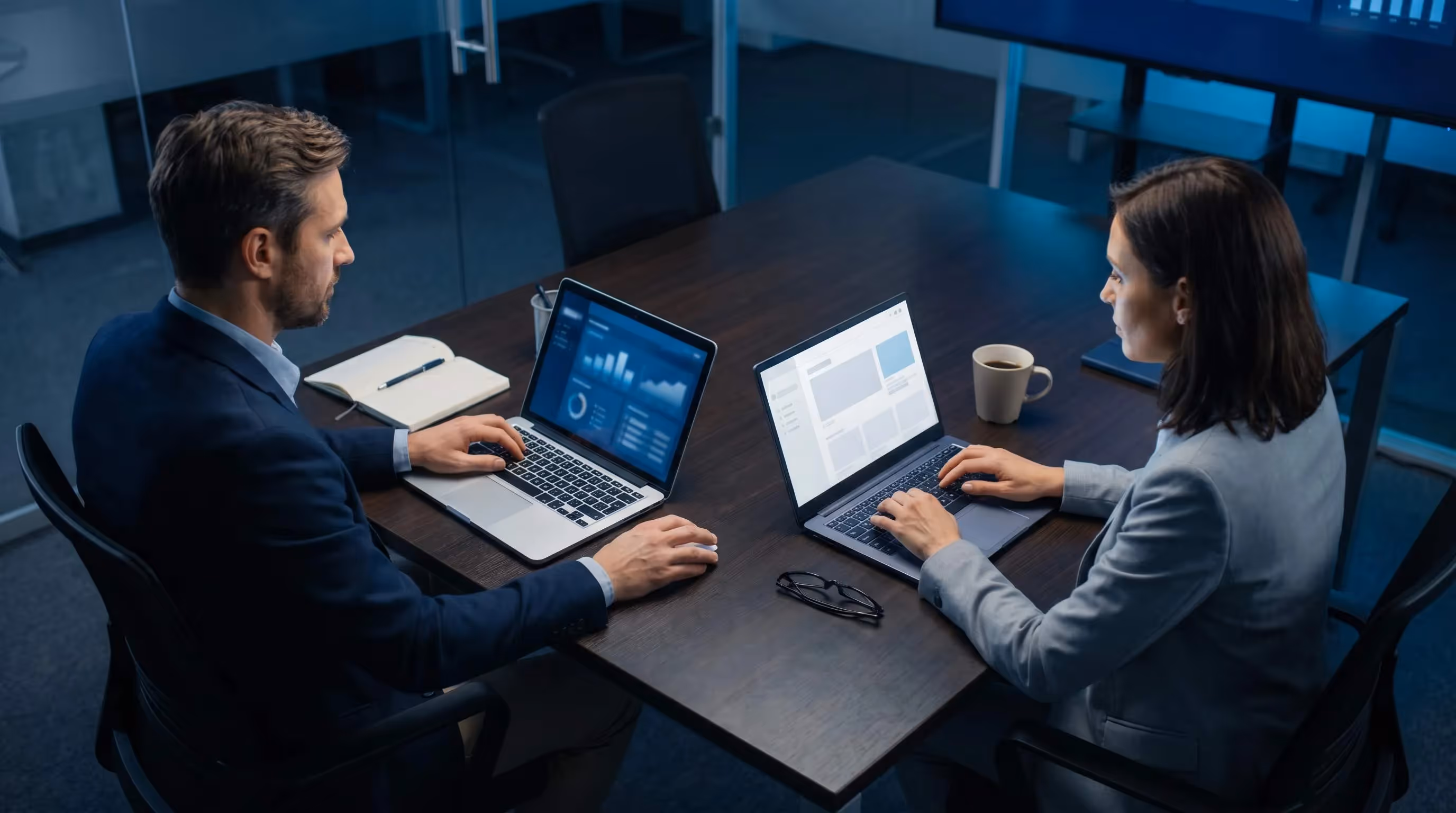 Vue de dessus de deux laptops montrant tableau de bord client SEO et livrable marque blanche cote a cote