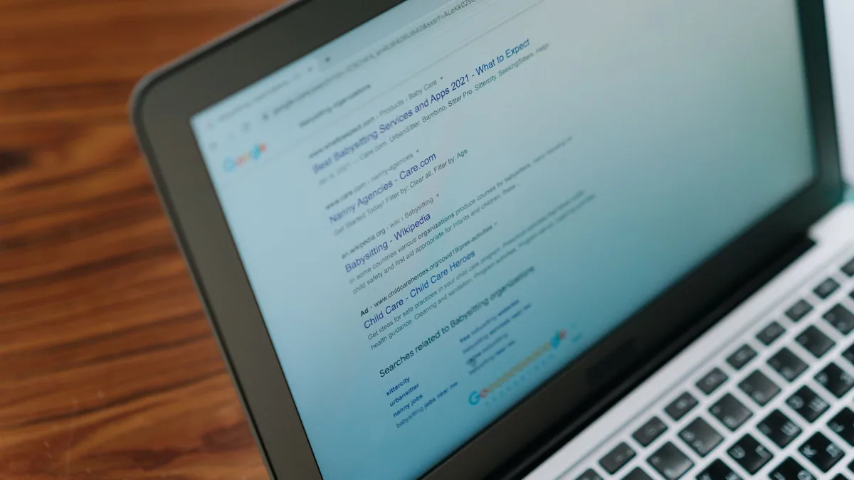 Schermo di portatile che mostra una pagina di risultati di ricerca, che illustra la classifica delle migliori agenzie SEO in Francia