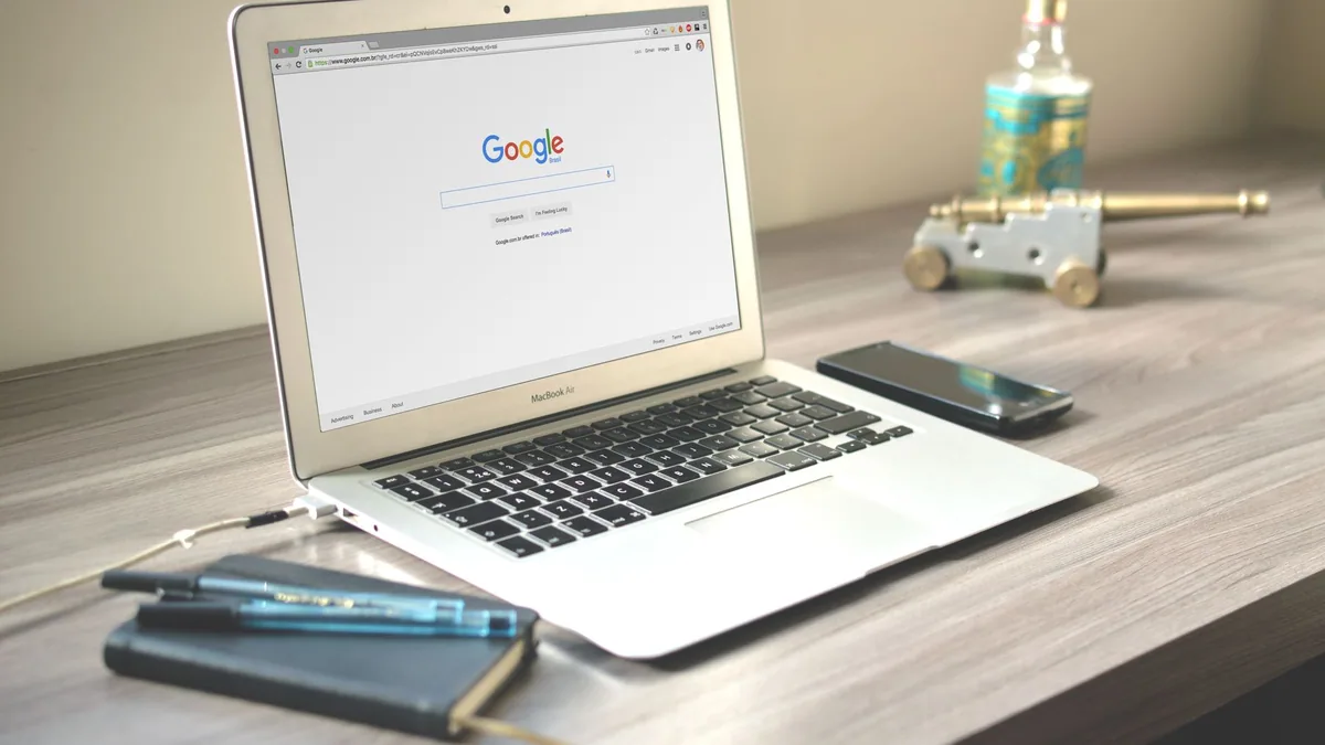 Laptop on a desk showing a search engine page, illustrating the ranking of the best Google Ads agencies in France