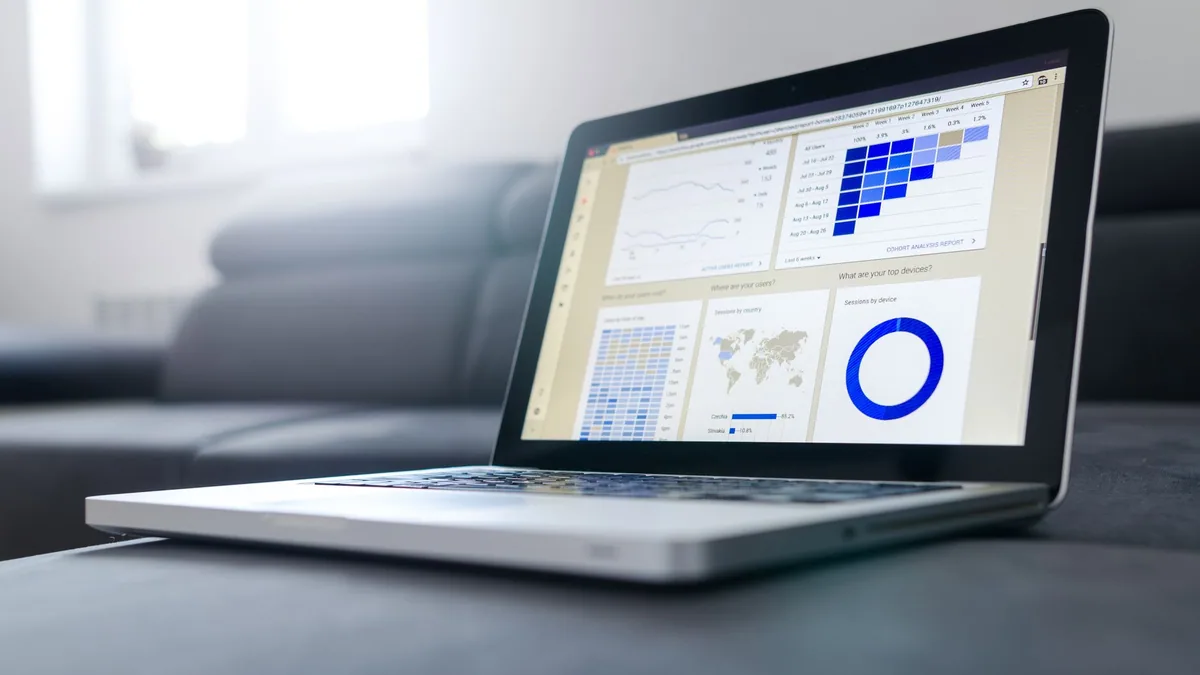 Laptop showing analytics charts on a desk, illustrating the ranking of the best CRO agencies in France