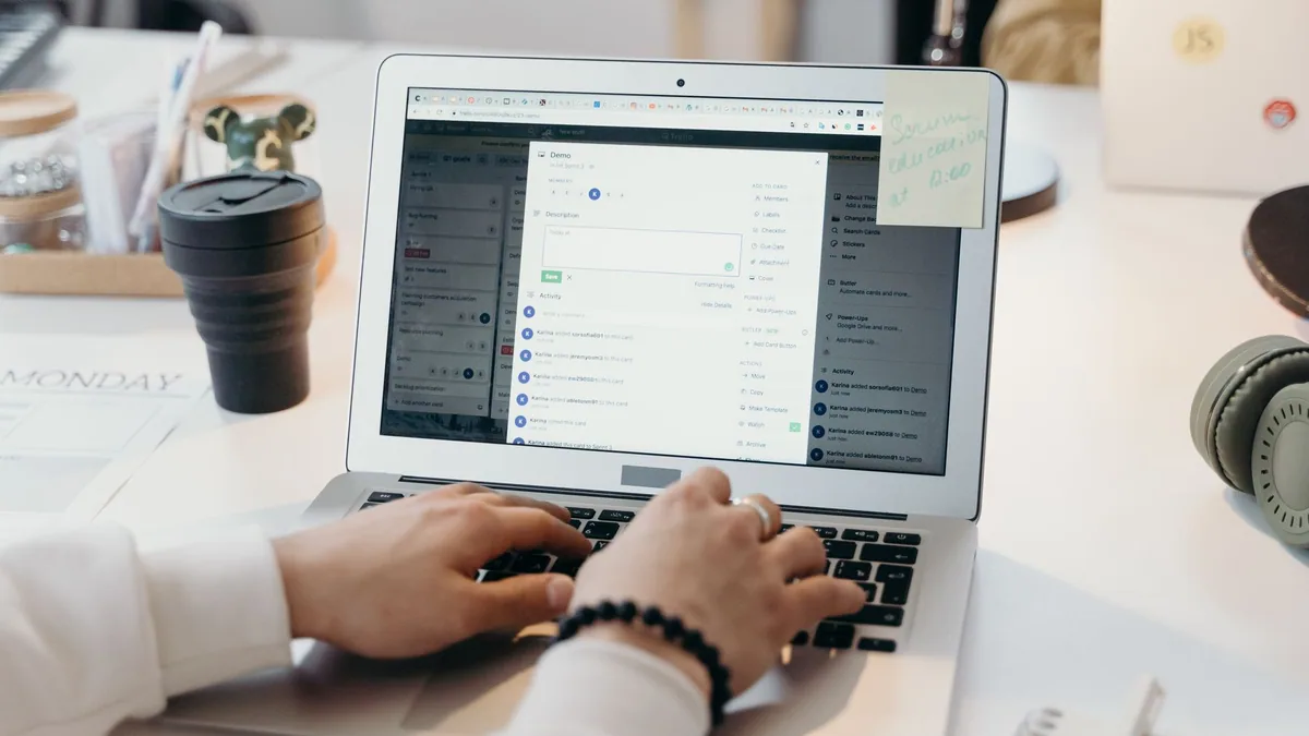 Personne tapant sur un ordinateur portable dans un bureau lumineux, illustrant le classement des meilleures agences d'emailing en France