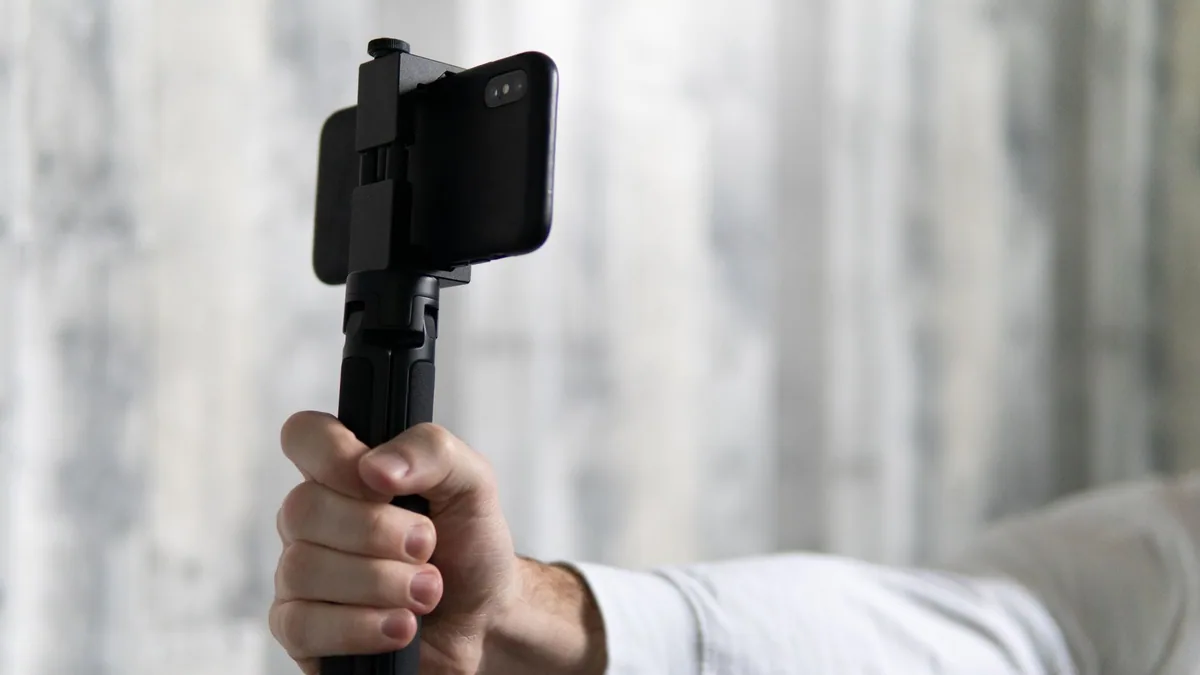 Smartphone monté sur un trépied pour filmer une vidéo verticale, illustrant le classement des meilleures agences TikTok Ads en France
