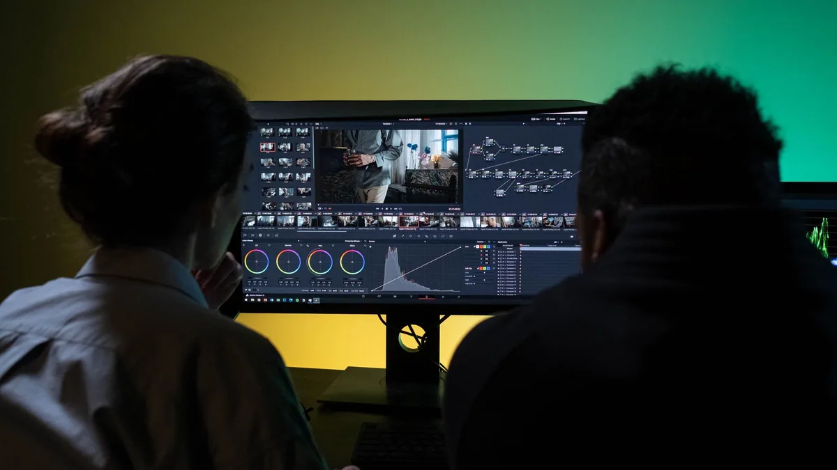 Two professionals editing video on a large monitor, illustrating the ranking of the best motion design agencies in France