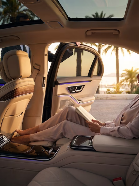 Passager détendu à l’arrière d’une berline haut de gamme sur la Côte d’Azur, illustrant le confort et la sérénité du service Dixi VTC.