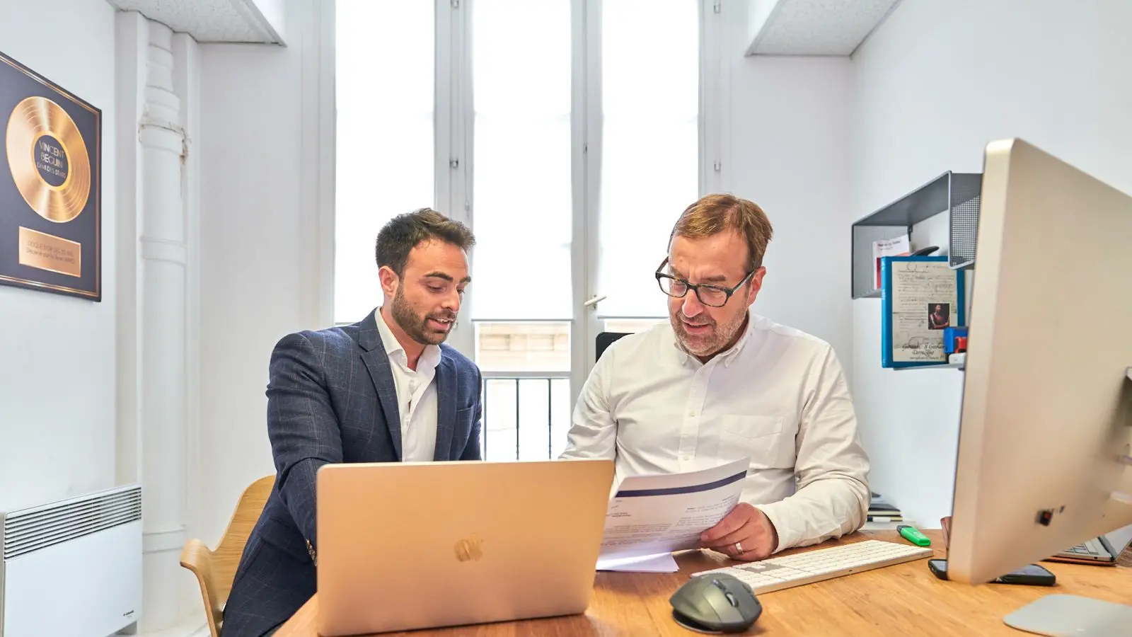 Deux conseillers Ivy Patrimoine en rendez-vous dans un bureau