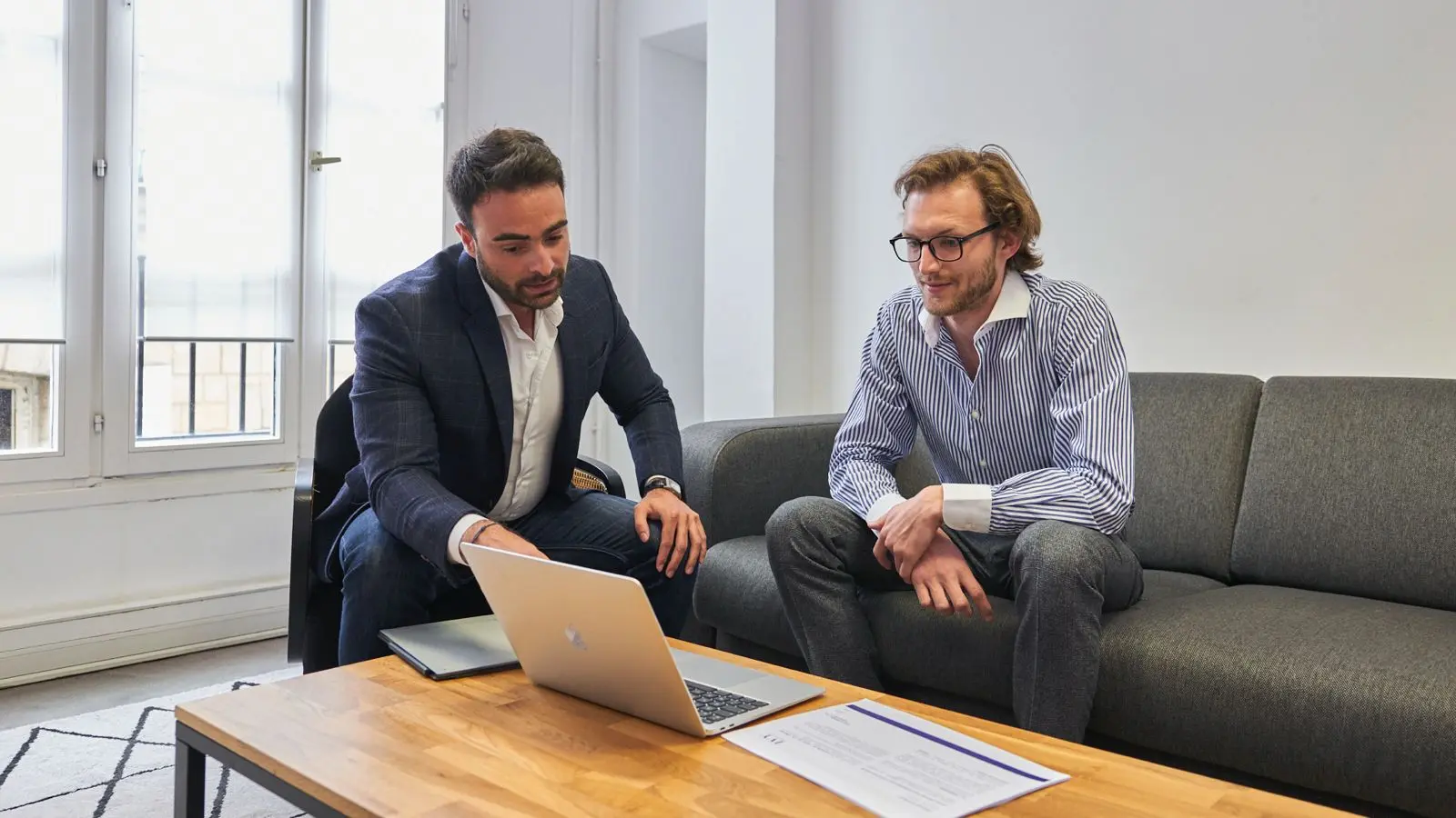 Conseiller au bureau travaillant sur un ordinateur portable