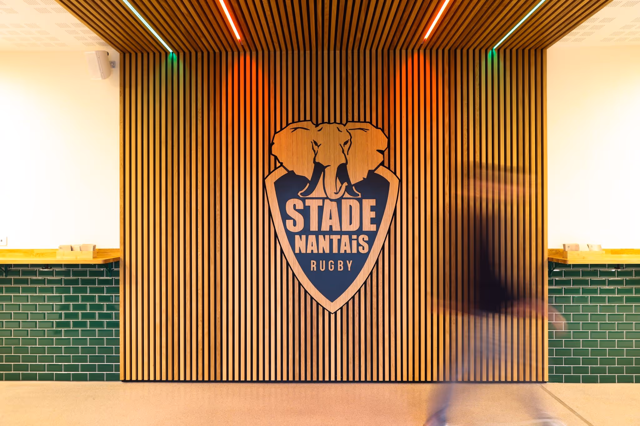 Vue intérieure avec le logo du Stade Nantais dans le salon présidentiel.