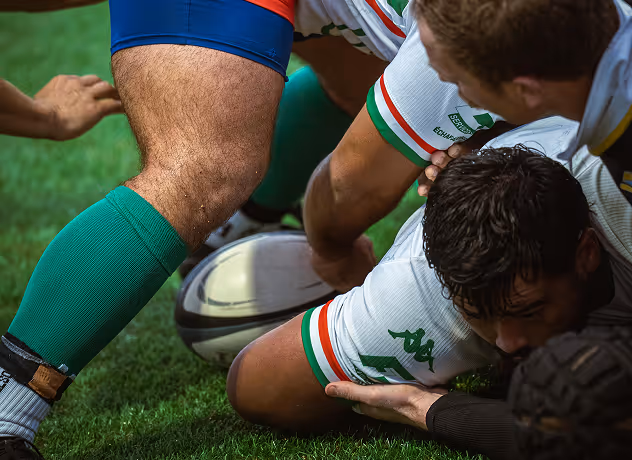 Photographie des joueurs en plein match portant fièrement les logotypes des partenaires du Stade Nantais.