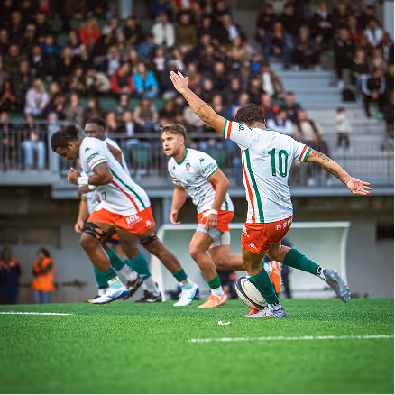 Action de match avec les joueurs du Stade Nantais sur le terrain.