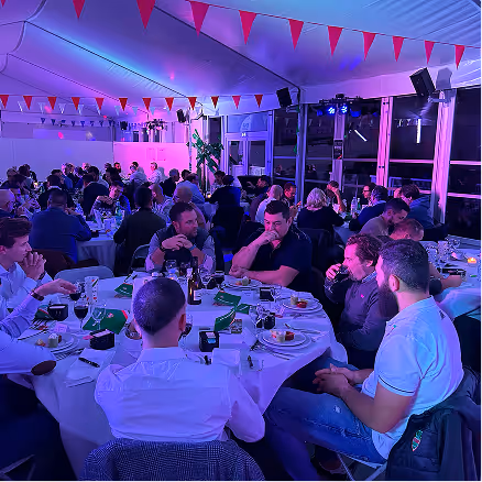 Dîner organisé dans un espace événementiel du Stade Nantais.