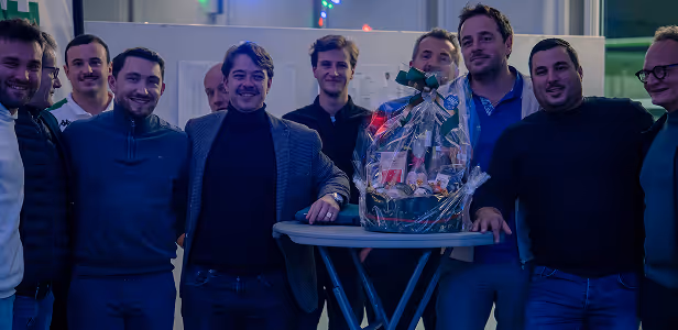 Photographie de plusieurs partenaires de face au sein d'une soirée partenaires.