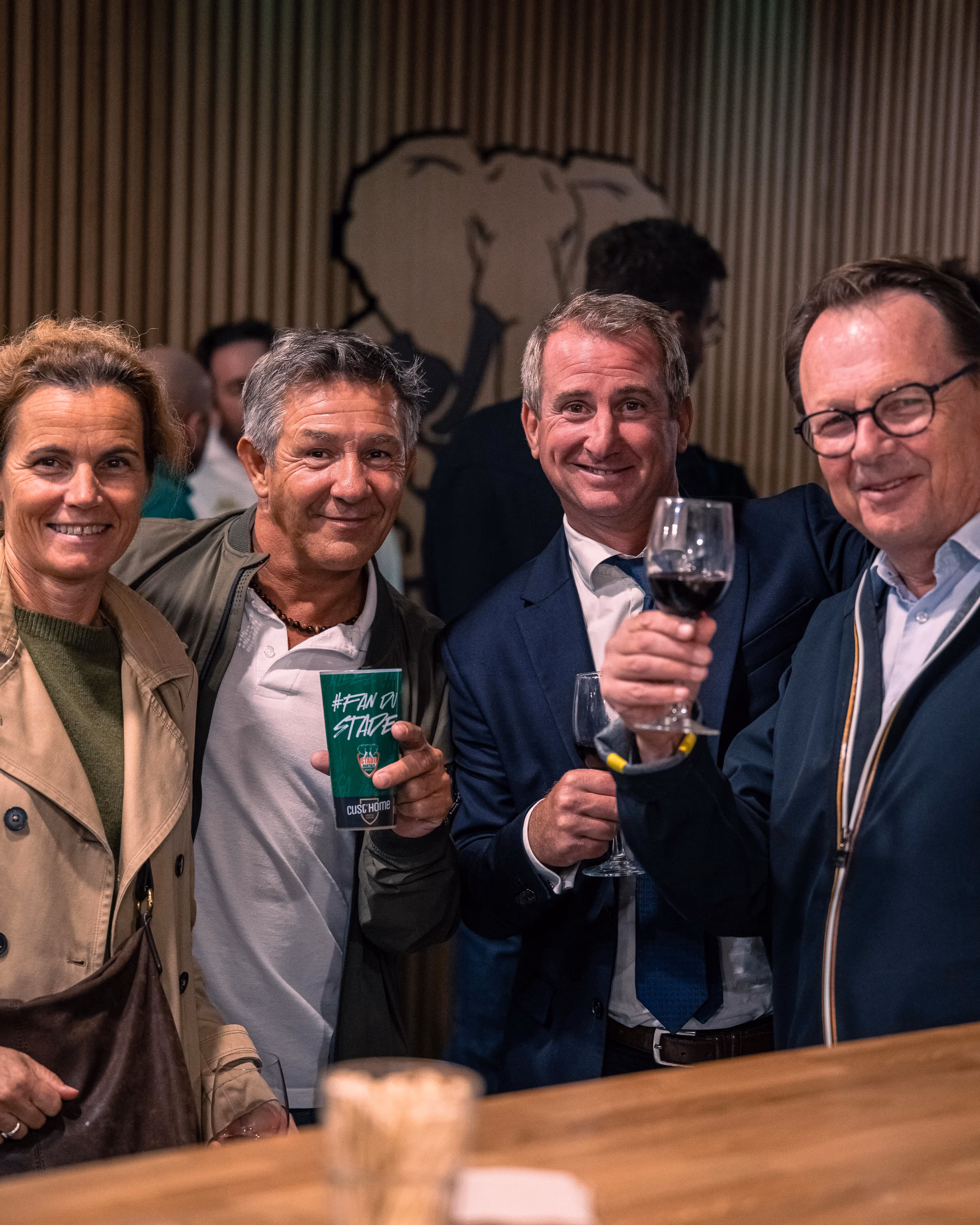 Groupe de personnes posant lors d’un cocktail au Stade Nantais.