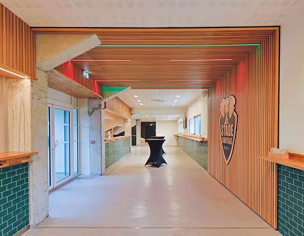 Couloir intérieur du Stade Nantais menant aux espaces réservés aux abonnés.