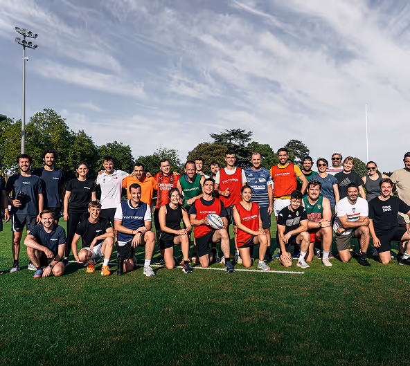 Photo de groupe lors d’une activité de team building au Stade Nantais.