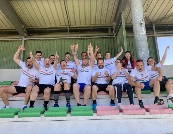 Groupe célébrant une activité de développement collectif dans les tribunes du Stade Nantais.