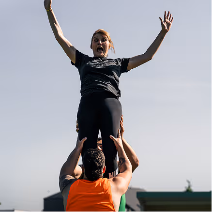 Personne portée en l’air lors d’un exercice collectif au Stade Nantais.