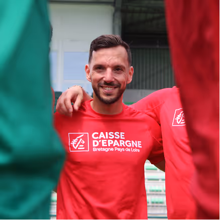 Portrait d’un collaborateur du Stade Nantais portant un maillot partenaire.