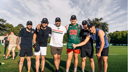 Groupe de partenaires participant à une activité sportive sur la pelouse du Stade Nantais.