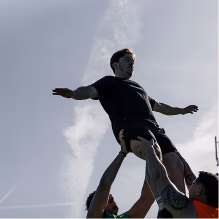Exercice de porté collectif illustrant la cohésion d’équipe au Stade Nantais.