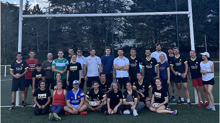 Groupe de joueurs posant devant les poteaux sur le terrain du Stade Nantais.