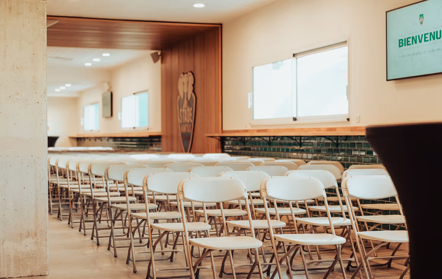Salle de réception vide prête à être aménagée au Stade Nantais.