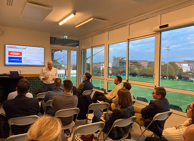 Salle lumineuse avec vue sur les terrains du Stade Nantais.