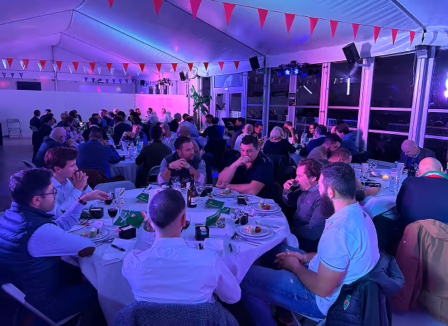 Salle configurée pour un dîner de groupe au Stade Nantais.