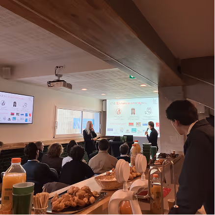 Présentation en cours dans une salle de réunion du Stade Nantais.