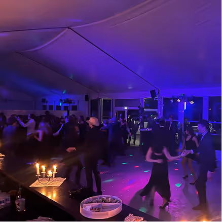 Invités dansant lors d’une soirée événementielle au Stade Nantais.