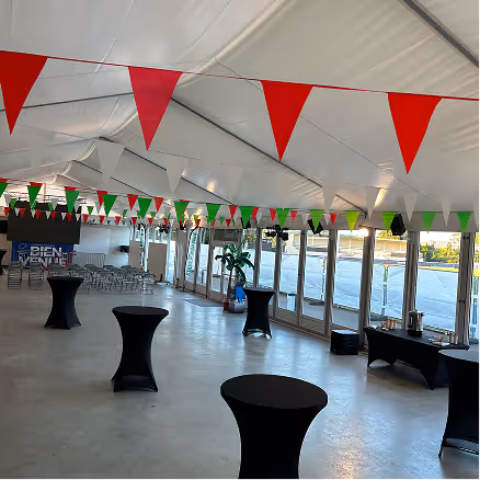 Décoration avec fanions installée dans un espace événementiel du Stade Nantais.