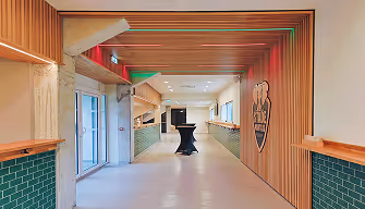 Couloir intérieur du Stade Nantais menant aux espaces de réception.