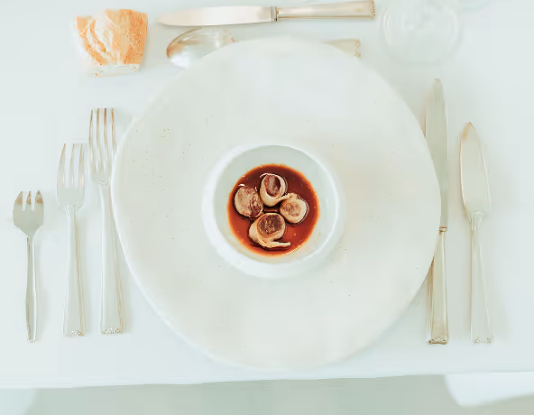 Vaisselle et dressage de table pour une réception au Stade Nantais.