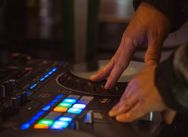 Main sur une table de mixage lors d’une animation musicale au Stade Nantais.