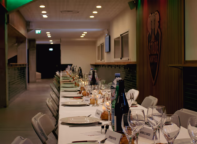Table dressée pour un repas gastronomique dans un espace du Stade Nantais.