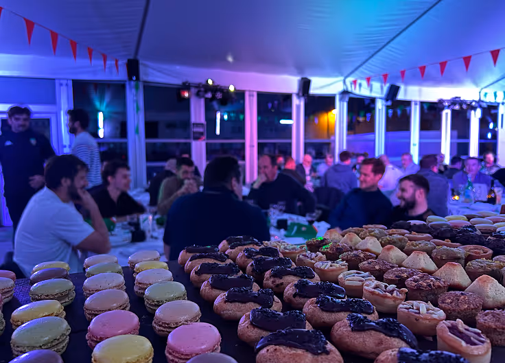 Préparation et disposition de plats lors d’un événement au Stade Nantais.