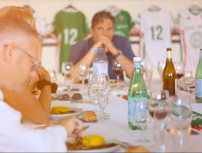 Personnes attablées lors d’un déjeuner dans un salon du Stade Nantais.