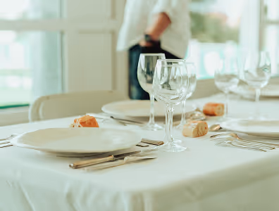 Table dressée pour un repas dans un espace de réception du Stade Nantais.