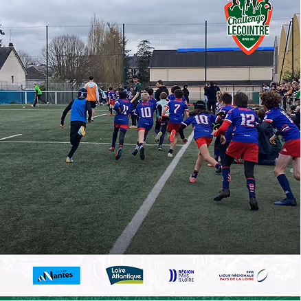 Jeunes joueurs de rugby en action lors d’un match au Stade Nantais.