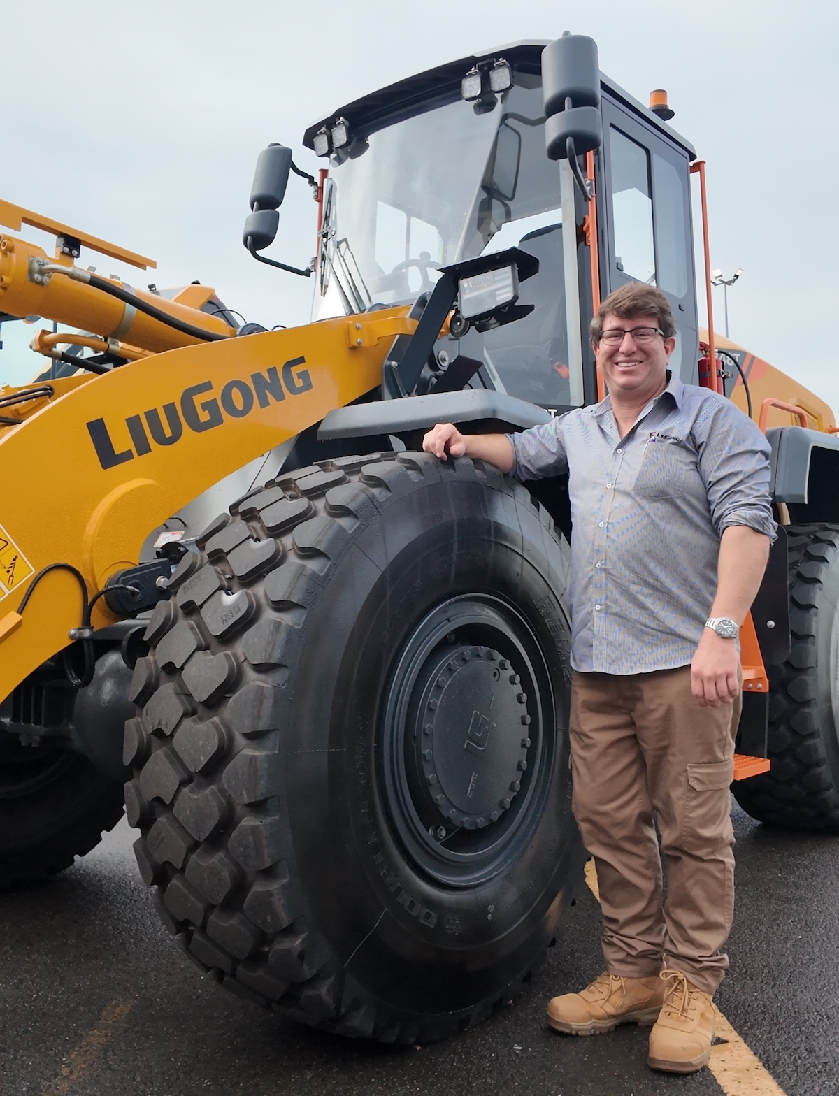 CDA salesmen next to LuGong Wheel Loader