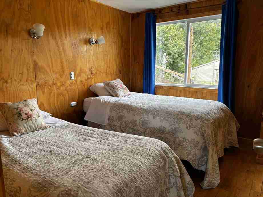 alojamiento con camas individuales en habitaciones hospedaje